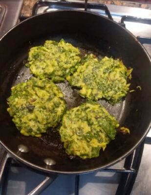 Crispy Greek Zucchini Fritters with Feta and Herbs - Plattershare - Recipes, food stories and food lovers Crispy Greek Zucchini Fritters with Feta and Herbs - Plattershare - Recipes, food stories and food lovers