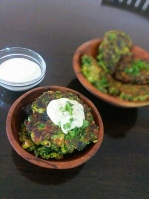 Crispy Greek Zucchini Fritters with Feta and Herbs - Plattershare - Recipes, food stories and food lovers Crispy Greek Zucchini Fritters with Feta and Herbs - Plattershare - Recipes, food stories and food lovers