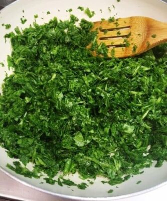 Creamy Baked Spinach and Corn: A Healthy Comfort Food Delight - Plattershare - Recipes, food stories and food lovers Creamy Baked Spinach and Corn: A Healthy Comfort Food Delight - Plattershare - Recipes, food stories and food lovers