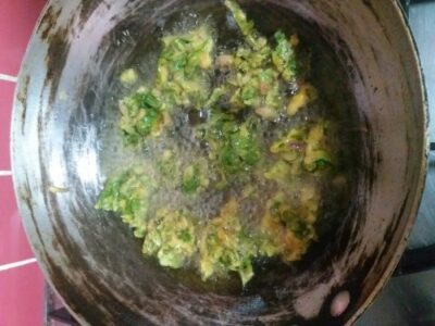 Crispy Spinach and Onion Fritters (Palak Pakora) - Plattershare - Recipes, food stories and food lovers Crispy Spinach and Onion Fritters (Palak Pakora) - Plattershare - Recipes, food stories and food lovers