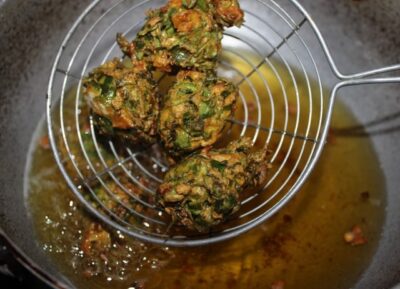 Crispy Spinach Pakora: A Flavorful Indian Snack - Plattershare - Recipes, food stories and food lovers Crispy Spinach Pakora: A Flavorful Indian Snack - Plattershare - Recipes, food stories and food lovers