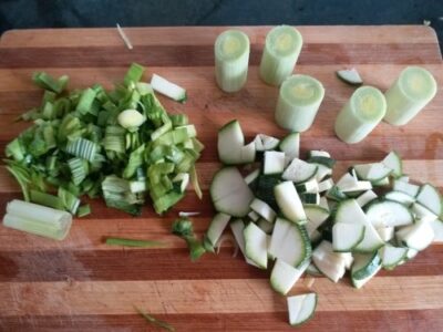 Vibrant Zucchini & Leek Quiche with Spinach Crust & Garnish - Plattershare - Recipes, food stories and food lovers Vibrant Zucchini & Leek Quiche with Spinach Crust & Garnish - Plattershare - Recipes, food stories and food lovers