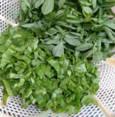 Crispy Spinach and Fenugreek Murukku: A Flavorful Indian Snack - Plattershare - Recipes, food stories and food lovers Crispy Spinach and Fenugreek Murukku: A Flavorful Indian Snack - Plattershare - Recipes, food stories and food lovers