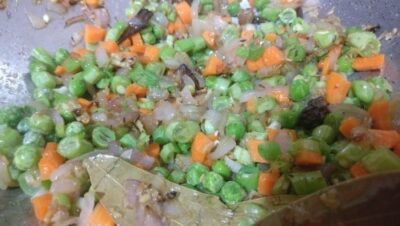 Nutritious Rajmudi Rice Pulav with Fresh Vegetables - Plattershare - Recipes, food stories and food lovers Nutritious Rajmudi Rice Pulav with Fresh Vegetables - Plattershare - Recipes, food stories and food lovers