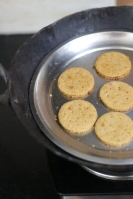 Healthy Whole Wheat Jaggery Digestive Biscuits (3 Baking Methods) - Plattershare - Recipes, food stories and food lovers Healthy Whole Wheat Jaggery Digestive Biscuits (3 Baking Methods) - Plattershare - Recipes, food stories and food lovers