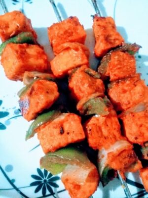 Smoky Paneer Tikka Pizza: A Fusion Feast - Plattershare - Recipes, food stories and food lovers Smoky Paneer Tikka Pizza: A Fusion Feast - Plattershare - Recipes, food stories and food lovers