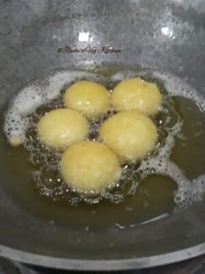 Irresistible Kala Jamun: Deep-Fried Indian Cheese Dumplings in Cardamom Syrup - Plattershare - Recipes, food stories and food lovers Irresistible Kala Jamun: Deep-Fried Indian Cheese Dumplings in Cardamom Syrup - Plattershare - Recipes, food stories and food lovers