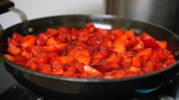Fresh Strawberry Preserve With Cane Sugar - Plattershare - Recipes, food stories and food lovers