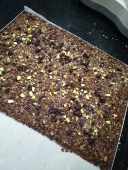 Choco Enerygy Bars With Pistachio & Cranberry - Plattershare - Recipes, food stories and food lovers