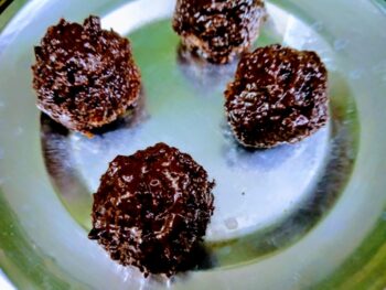 Choco Lollipop With Cocoa Powder - Plattershare - Recipes, food stories and food lovers