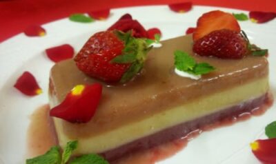 Stunning Three-Layer Strawberry Panna Cotta - Plattershare - Recipes, food stories and food lovers Stunning Three-Layer Strawberry Panna Cotta - Plattershare - Recipes, food stories and food lovers