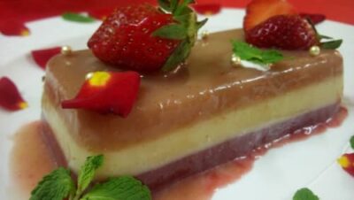 Stunning Three-Layer Strawberry Panna Cotta - Plattershare - Recipes, food stories and food lovers Stunning Three-Layer Strawberry Panna Cotta - Plattershare - Recipes, food stories and food lovers