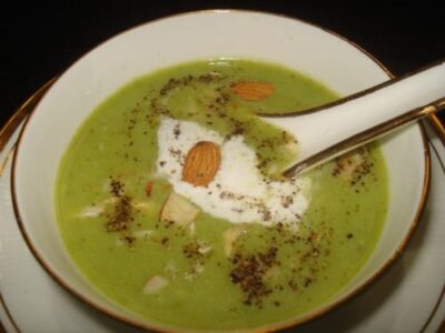 Creamy Vegan Broccoli Almond Soup with Toasted Almonds - Plattershare - Recipes, food stories and food lovers Creamy Vegan Broccoli Almond Soup with Toasted Almonds - Plattershare - Recipes, food stories and food lovers