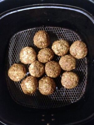 Crispy Air Fryer Falafel: A Healthy Twist on a Middle Eastern Classic - Plattershare - Recipes, food stories and food lovers Crispy Air Fryer Falafel: A Healthy Twist on a Middle Eastern Classic - Plattershare - Recipes, food stories and food lovers