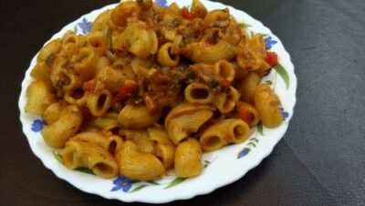 Steamed Paratha Noodles (With tomato, Chicken, Capsicum, Baby Corn with few Cashews) - Plattershare - Recipes, food stories and food enthusiasts