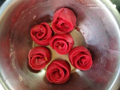 Rose Samosas: A Beautiful and Delicious Twist on a Classic Indian Snack - Plattershare - Recipes, food stories and food lovers Rose Samosas: A Beautiful and Delicious Twist on a Classic Indian Snack - Plattershare - Recipes, food stories and food lovers