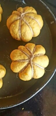 Fluffy Pumpkin Cream Cheese Buns with a Sweet Spiced Glaze - Plattershare - Recipes, food stories and food lovers Fluffy Pumpkin Cream Cheese Buns with a Sweet Spiced Glaze - Plattershare - Recipes, food stories and food lovers