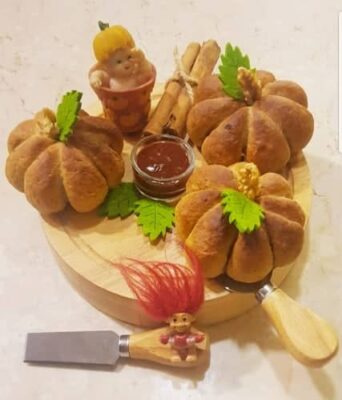 Fluffy Pumpkin Cream Cheese Buns with a Sweet Spiced Glaze - Plattershare - Recipes, food stories and food lovers Fluffy Pumpkin Cream Cheese Buns with a Sweet Spiced Glaze - Plattershare - Recipes, food stories and food lovers