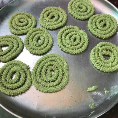 Crispy Spinach Chakli: A Flavorful & Healthy Indian Snack - Plattershare - Recipes, food stories and food lovers Crispy Spinach Chakli: A Flavorful & Healthy Indian Snack - Plattershare - Recipes, food stories and food lovers