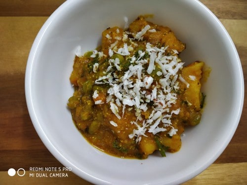 Potato And Green Peas Curry - Plattershare - Recipes, Food Stories And Food Enthusiasts