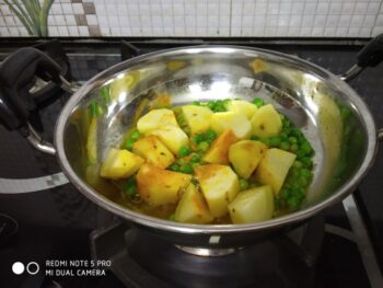 Potato And Green Peas Curry - Plattershare - Recipes, food stories and food lovers