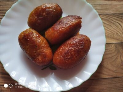 Crispy Sweet Potato Fritters with Jaggery Glaze (Bengali Narkel Pithe) - Plattershare - Recipes, food stories and food lovers Crispy Sweet Potato Fritters with Jaggery Glaze (Bengali Narkel Pithe) - Plattershare - Recipes, food stories and food lovers