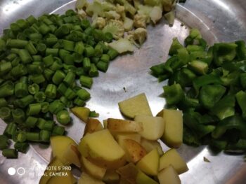 Poha With Green Veggies - Plattershare - Recipes, Food Stories And Food Enthusiasts