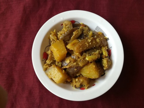 Kathirikai Urulai Kizhangu Poriyal – How To Make Kathirikai Urulai Kizhangu Poriyal – Brinjal Potato Fry - Plattershare - Recipes, food stories and food enthusiasts