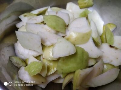 Sweet & Spicy Pear and Guava Chaat: A Refreshing Indian Snack - Plattershare - Recipes, food stories and food lovers Sweet & Spicy Pear and Guava Chaat: A Refreshing Indian Snack - Plattershare - Recipes, food stories and food lovers