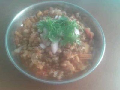 Authentic Misal Pav: A Fiery Maharashtrian Street Food Feast - Plattershare - Recipes, food stories and food lovers Authentic Misal Pav: A Fiery Maharashtrian Street Food Feast - Plattershare - Recipes, food stories and food lovers