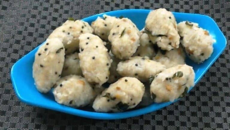 Tempered And Steamed Poha Balls (Aval Kaara Kozhukkattai) - Plattershare - Recipes, food stories and food lovers