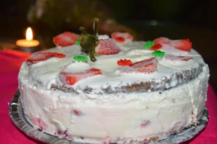 Ice Cream Strawberry Cake - Plattershare - Recipes, food stories and food lovers