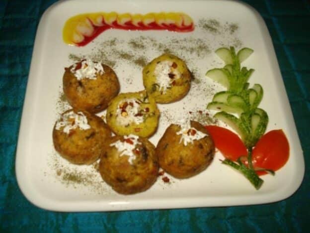 Paneer Stuffed Methi Besan Balls - Plattershare - Recipes, Food Stories And Food Enthusiasts