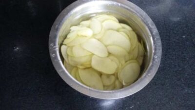 Crispy Air Fryer Potato Chips: A Healthier Homemade Snack - Plattershare - Recipes, food stories and food lovers Sliced potatoes ready for making crispy air fryer potato chips.