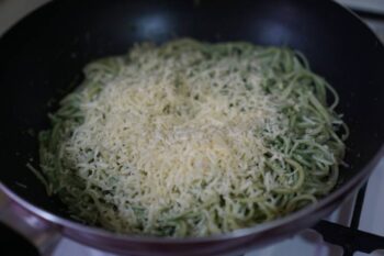 Spaghetti In Spinach Sauce Topped With Sunflower Seeds - Plattershare - Recipes, food stories and food lovers