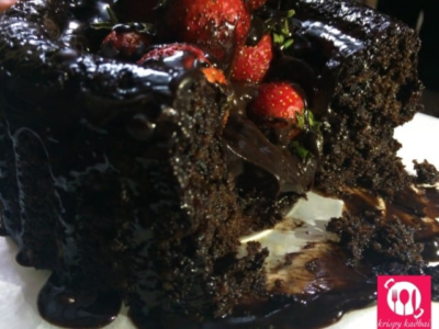 Molten Chocolate Lava Cake with Fresh Strawberries - Plattershare - Recipes, food stories and food lovers Molten Chocolate Lava Cake with Fresh Strawberries - rich, gooey dessert topped with strawberries an.