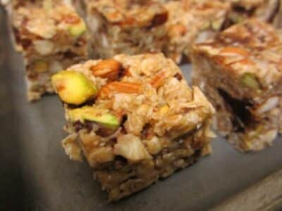 Healthy No-Bake Oatmeal, Dates And Assorted Nuts Energy Bars - Plattershare - Recipes, food stories and food lovers
