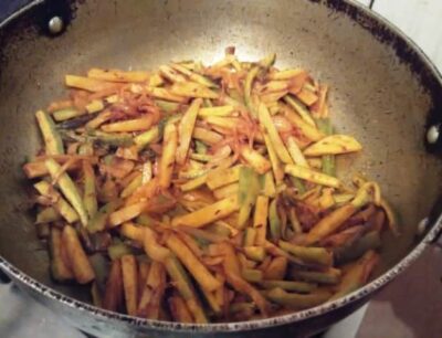 Aloo Karela Sabzi: Bitter Melon and Potato Stir-Fry - Plattershare - Recipes, food stories and food lovers Aloo Karela Sabzi: Bitter Melon and Potato Stir-Fry - Plattershare - Recipes, food stories and food lovers