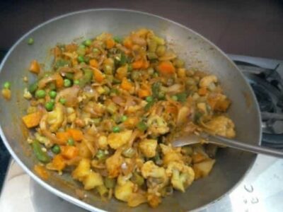 Spicy South Indian Vegetable Kurma (Quick & Easy) - Plattershare - Recipes, food stories and food lovers Spicy South Indian Vegetable Kurma (Quick & Easy) - Plattershare - Recipes, food stories and food lovers