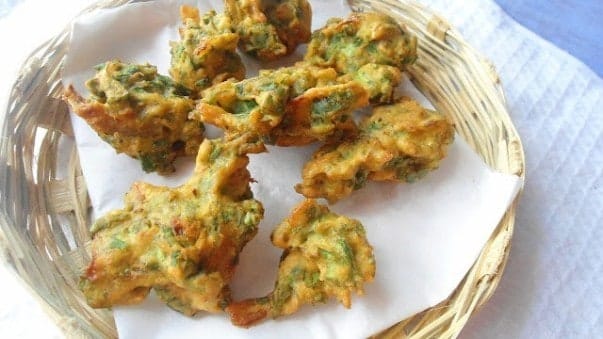 Palak Pakora Spinach Fritters - Plattershare - Recipes, food stories and food lovers