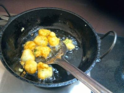 Crispy Kara Vadai: A South Indian Snack with a Spicy Kick - Plattershare - Recipes, food stories and food lovers Crispy Kara Vadai: A South Indian Snack with a Spicy Kick - Plattershare - Recipes, food stories and food lovers
