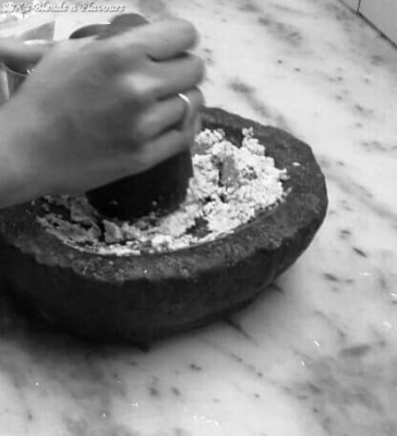 Restaurant-Style Getti Chutney: A South Indian Thick Coconut Chutney Recipe - Plattershare - Recipes, food stories and food lovers Pots for grinding coconut chutney in a traditional stone mortar and pestle.