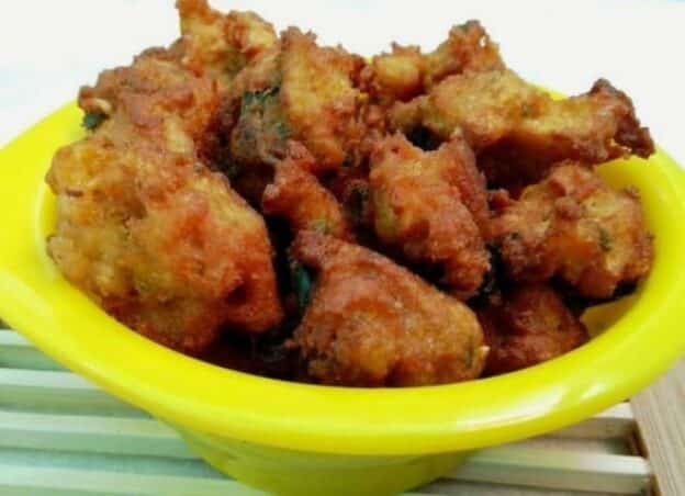 Crispy And Spicy Yam Pakoras (Senai Pakodas) - Plattershare - Recipes, Food Stories And Food Enthusiasts
