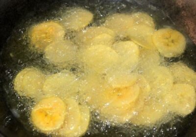 Crispy Kerala Banana Chips (Nendran Kaya Varuthathu): A South Indian Delight - Plattershare - Recipes, food stories and food lovers Crispy Kerala Banana Chips (Nendran Kaya Varuthathu): A South Indian Delight - Plattershare - Recipes, food stories and food lovers