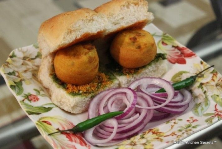 15 Truly Maharashtrian Dishes Which You Must Try - Vada Pav