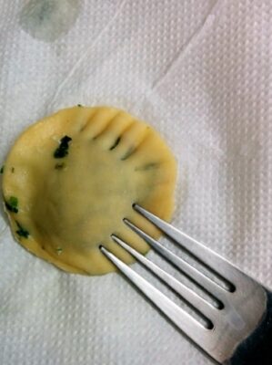 Spinach Ricotta Stuffed Ravioli With Cheesy Pumpkin Sauce - Plattershare - Recipes, food stories and food lovers