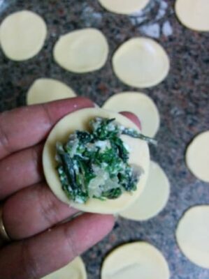 Homemade Spinach and Ricotta Ravioli with Creamy Pumpkin Sauce - Plattershare - Recipes, food stories and food lovers Homemade Spinach and Ricotta Ravioli with Creamy Pumpkin Sauce - Plattershare - Recipes, food stories and food lovers