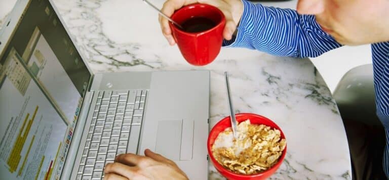 5 Food To Eat If You Are Working Under Stressful Environment - Plattershare - Recipes, food stories and food lovers Smoothie bowl with cereals and a hot beverage on a marble counter for food lovers.