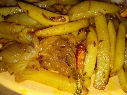 Aloo Bhaja/Potato Fry - Plattershare - Recipes, food stories and food lovers