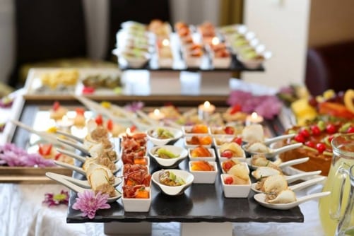Planning To Host A Catered Event? Here’s What To Know! - Plattershare - Recipes, Food Stories And Food Enthusiasts